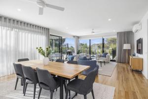 Χώρος καθιστικού στο Coastmere at Rye - Luxury Poolside Retreat