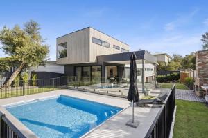 Πισίνα στο ή κοντά στο Coastmere at Rye - Luxury Poolside Retreat