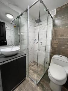 a bathroom with a shower and a toilet and a sink at Apartamento confortable y tranquilo in Manizales