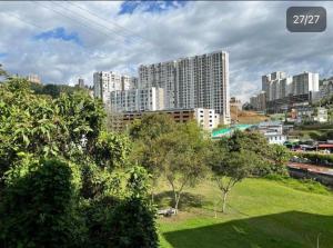 a view of a city with tall buildings and trees at Apartamento confortable y tranquilo in Manizales