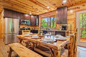 eine große Holzküche mit Holztisch und Kühlschrank in der Unterkunft Pinot Splash in Gatlinburg