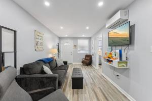 een woonkamer met een bank en een tafel bij 5600 Seaview Ave, Unit 4 in Wildwood Crest