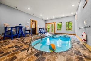 ein Schwimmbecken mit einem Ball in der Mitte eines Raumes in der Unterkunft Pinot Splash in Gatlinburg