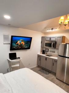 Η κουζίνα ή μικρή κουζίνα στο Cute Private Tiny House 30 mi To Disney Fun Self Check In Close To Lake Nona