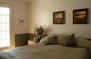 Un pat sau paturi într-o cameră la Heriot Bay Inn