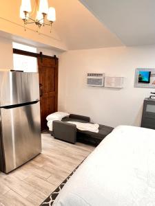 Ένα ή περισσότερα κρεβάτια σε δωμάτιο στο Cute Private Tiny House 30 mi To Disney Fun Self Check In Close To Lake Nona +38 φωτογραφίες