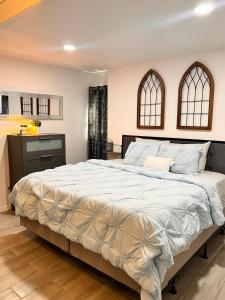 Ένα ή περισσότερα κρεβάτια σε δωμάτιο στο Cute Private Tiny House 30 mi To Disney Fun Self Check In Close To Lake Nona