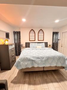 Ένα ή περισσότερα κρεβάτια σε δωμάτιο στο Cute Private Tiny House 30 mi To Disney Fun Self Check In Close To Lake Nona