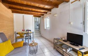 Μια τηλεόραση ή/και κέντρο ψυχαγωγίας στο Gorgeous Home In Saint-Jean-D'angély
