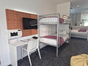 BreakFree on Cashel, an Accor Hotel客房内的一张或多张床位
