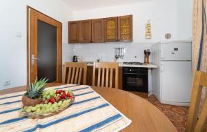 Kuchyň nebo kuchyňský kout v ubytování 3 Bedroom Beautiful Home In Debeljak