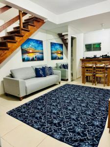 ein Wohnzimmer mit einer Couch und einem Klavier in der Unterkunft Casa brisa do mar in Arraial do Cabo