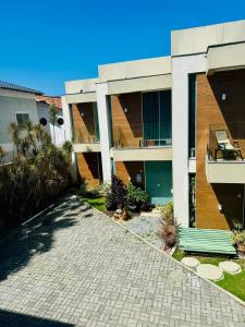 ein Gebäude mit einem steinernen Gehweg davor in der Unterkunft Casa brisa do mar in Arraial do Cabo