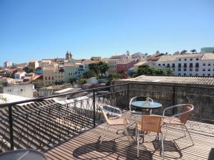 d'une terrasse avec 2 chaises et une table sur un balcon. dans l'établissement Pousada Pedacinho da Bahia, à Salvador