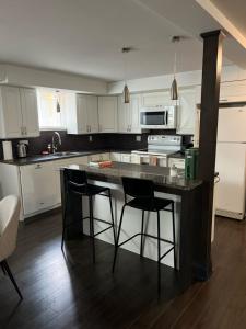 Una cocina o kitchenette en Confort, style et proximité 6 fotos más