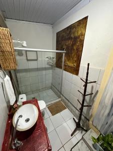 La salle de bains est pourvue d'un lavabo, d'une douche et de toilettes. dans l'établissement Casa de Mirtes, à Fernando de Noronha 33 autres photos