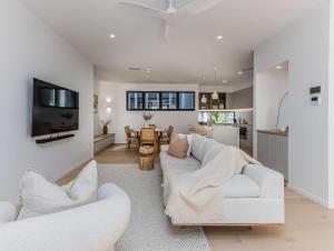 Un televizor și/sau centru de divertisment la Lakehouse No 4- Luxury Lakefront Getaway Villa Pets Welcome