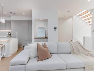 O zonă de relaxare la Lakehouse No 4- Luxury Lakefront Getaway Villa Pets Welcome
