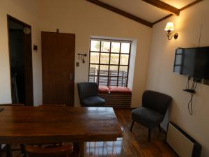 a dining room with a table and chairs and a window at Cabañas Los Tamarindos in Algarrobo