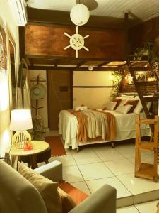 une chambre avec un grand lit avec un plafond dans l'établissement Casa de Mirtes, à Fernando de Noronha