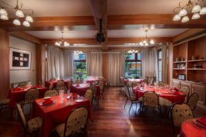 Um restaurante ou outro lugar para comer em Hotel Kosten Aike