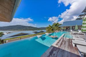 エアリービーチにあるBoho Delux with sea views , Pool+Gymのリゾートのプールの画像