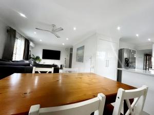 TV a/nebo společenská místnost v ubytování 3-Bedroom House in Central Hervey Bay