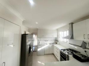 Kuchyň nebo kuchyňský kout v ubytování 3-Bedroom House in Central Hervey Bay