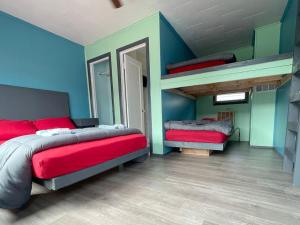 Postel nebo postele na pokoji v ubytování Seaside International Hostel