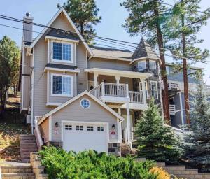 Una casa con un garaje blanco delante. en Stay ON with hot tub in Big Bear, en Big Bear City