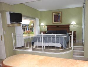 Un pat sau paturi într-o cameră la Los Aromos Apart Spa