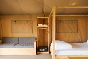 Giường trong phòng chung tại WoCAL Retreat Ke Ga +37 ảnh