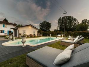 Bazén v ubytování Tuscan Villa with Pool Near Lucca nebo v jeho okolí