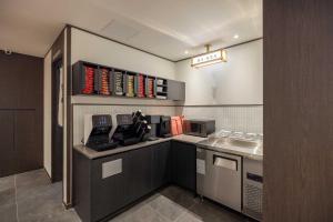 Aank Hotel and Spa Daejeon Yuseong的厨房或小厨房