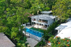una vista aérea de una casa con piscina en Coastal Luxe Little Cove Noosa, en Noosa Heads