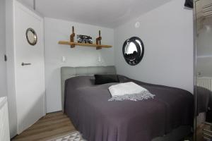 Ein Bett oder Betten in einem Zimmer der Unterkunft Houseboat Leni, Flensburg