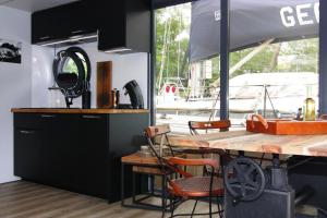 Küche/Küchenzeile in der Unterkunft Houseboat Leni, Flensburg