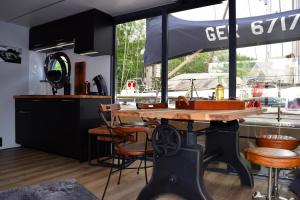 Ein Restaurant oder anderes Speiselokal in der Unterkunft Houseboat Leni, Flensburg 