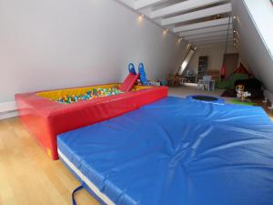 ein Bett in einem Zimmer mit Spielboden in der Unterkunft Ferienwohnung im Müritz Nationalpark in Mirow in Mirow