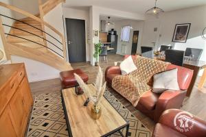 a living room with a couch and a table at Patelle in Erquy