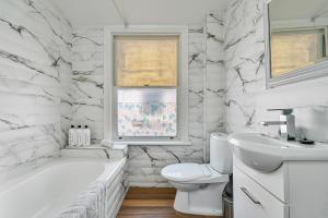 Ένα μπάνιο στο Millers On Kent Iii - Perfect Abode For 10 People +37 φωτογραφίες