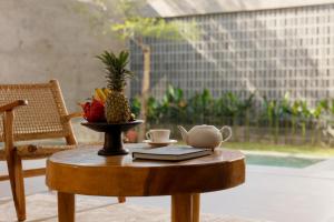 チャングーにあるPulang Villas Pererenan by Nakulaのパイナップルが乗ったコーヒーテーブル