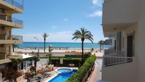 ペニスコラにあるHotel Arena Pradoのビーチの景色を望むバルコニーが備わる客室です。