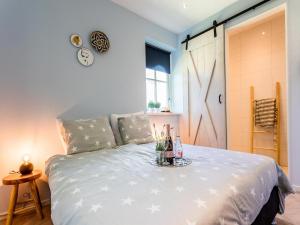 Un dormitorio con una cama con una mesa encima. en Bungalow near Dutch Coast & Forest, en Noordwijk