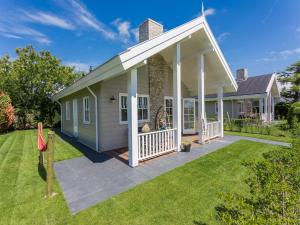 una casa con porche y césped en Bungalow near Dutch Coast & Forest, en Noordwijk