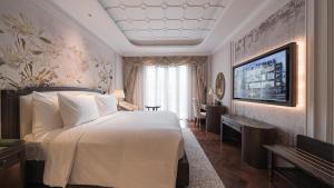 Postel nebo postele na pokoji v ubytování Golden Imperial Hotel