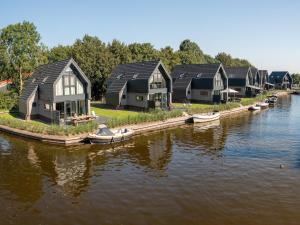 Φωτογραφία από το άλμπουμ του Water Villa in Balk by Frisian Lakes, cleaning included σε Balk