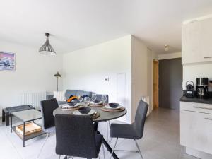 O bucătărie sau chicinetă la Appartement 4 personnes proche lac de Génos - FR-1-695-77 +8 fotografii