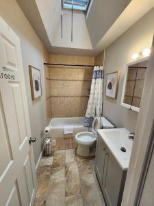 Bilik mandi di Simple 'N' Sheek 3bedroom 1 bathroom house