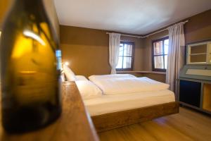 A bed or beds in a room at Weingut Georgium